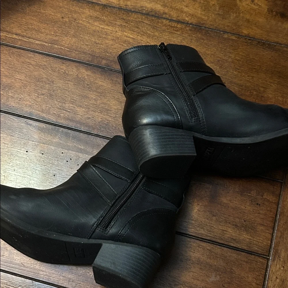 The Children's Place Black Buckle Boots - Picture 2 of 5